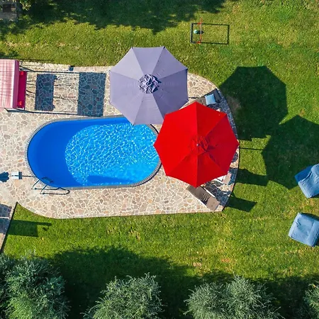 In With Outdoor Swimming Pool Medulin